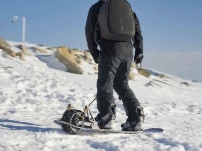 Cyrusher Ripple Electric Snowboard can carry person up mountain at speed of 50 km/h