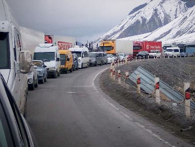 Автодорога Степанцминда-Ларс закрыта для грузовиков