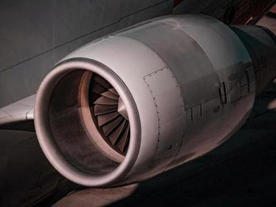 US man dies after crawling inside plane engine