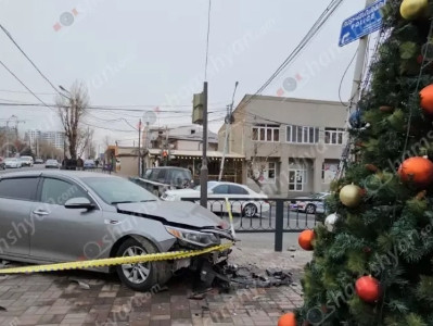 Երևանում բախվել են Kia-ն ու Hyundai-ն, Kia-ն հայտնվել է մայթին՝ կոտրելով ճաղավանդակը. Վարորդները հոսպիտալացվել են