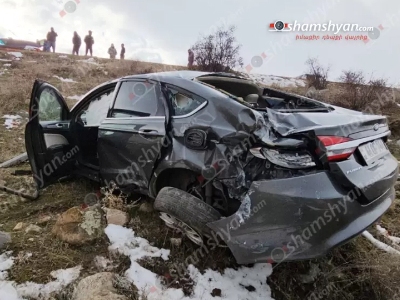 Ford Fusion-ը դուրս է եկել հանդիպակաց գոտի, բախվել ճաղավանդակներին և մոտ 40 մ գլորվելով հայտնվել ձորում. կան վիրավորներ