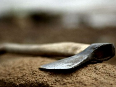 43-летний мужчина попытался топором зарубить экс-супругу: женщине удалось сбежать