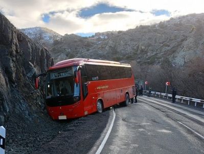 На автодороге Вайк - Сараван автобус съехал с проезжей части и попал в кювет