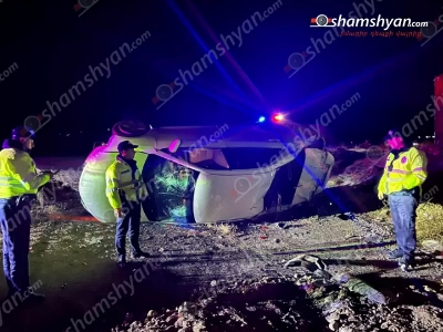 В Армении Toyota выехала с проезжей части дороги, врезалась в камни и перевернулась