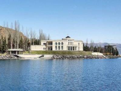 «Հրապարակ». ՔՊ-ական էլիտան Սեւանի կառավարական ամառանոցում խնջույք է արել