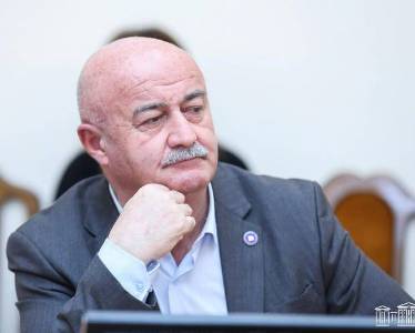 «Հրապարակ». Փամբուխչյանը յուրայիններով է համալրում. Ազատել են Հովիկ Աղազարյանի որդուն