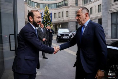 Armenia, Greece FMs' private conversation kicks off