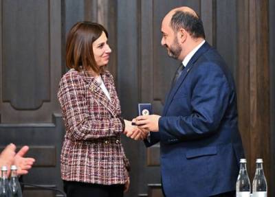 «Հրապարակ». Իշխանությունն առաջնորդվում է յուրայիններին մրցանակներ շնորհելու սկզբունքով