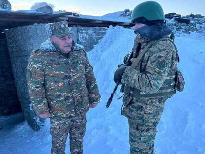 ՌՈ պետն այցելել է զորամասի մարտական դիրք, գիշերել մարտական դիրքում, զրուցել դիրքապահ զինծառայողների հետ