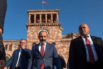 «Փաստ». Թիկնապահված, թե… ահին թիկնած