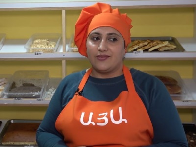 ԱՐՑԱԽԻՑ ՀԱՅԱՍՏԱՆ․ Տնակում ապրող 11 հոգանոց ընտանիքը զբաղվում է հրուշակագործությամբ