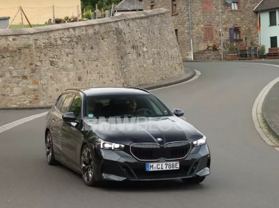 BMW i5 Touring station wagon revealed
