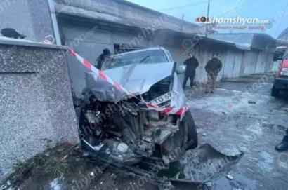 Երևանում Mazda-ն բախվել է շինության պատին. վիրավորներին ավտոմեքենայից դուրս են բերել քաղաքացիները
