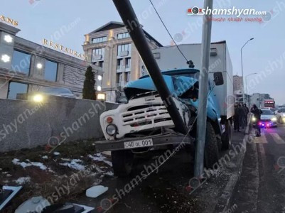 Երևանում «Աղաբաբյան» հյուրանոցի դիմաց «ԶԻԼ»-ը բախվել է էլեկտրասյանը և կոտրել հետիոտնային անցման լուսացույցը