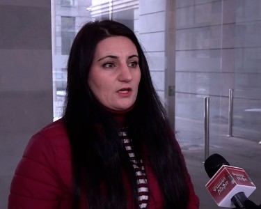 «Երեխաները պարապ են մնացել»․ ծնողները ի աջակցություն ուսուցիչների՝ եկել են ԿԳՄՍՆ-ի մոտ