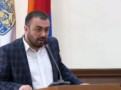 Սիրված երգիչ էիք, հիմա եկել գլխահակ նստել եք. Մանուկ Սուքիասյանը՝ ավագանու ՔՊ-ական անդամ Արթուր Իսպիրյանին
