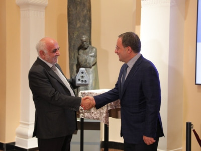 Մատենադարանը 3D սքանավորման սարք է նվեր ստացել բարերար Վահե Բադալյանից (ֆոտո)