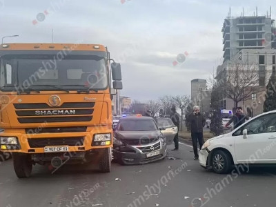 Երևանում բախվել են Nissan Altima-ն, Nissan Tida-ն և SHACMAN մակնիշի բեռնատարը. Nissan-ներից մեկը հայտնվել է գազոնում