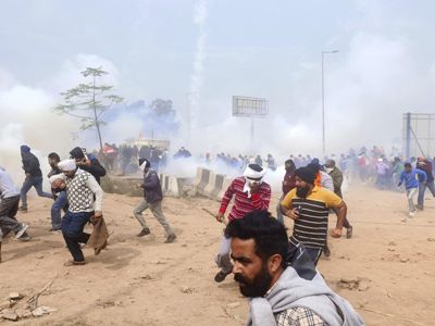 India police use tear gas against protesting farmers