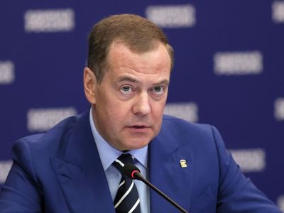 Медведев: В России никто сейчас не борется с Навальным, потому что его уже нет в живых