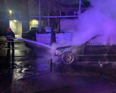 В Абовяне сгорел автомобиль марки «Mercedes-Benz»