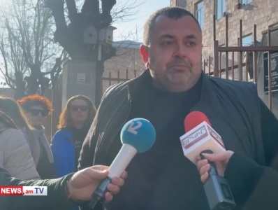 «Դպրոցը քանդվում է, ուսուցիչները հեռանում են». Երեւանի թիվ 130 դպրոցի աշակերտների ծնողների բողոքի ակցիան