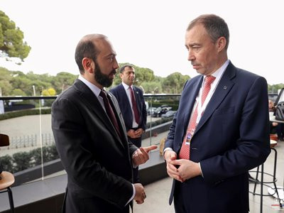 Мирзоян обсудил с Клааром последние события в регионе