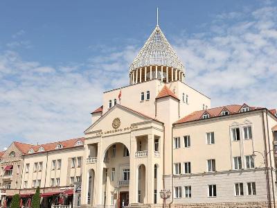 «Айякве»: Сносом здания парламента Карабаха Баку еще раз показал миру свое варварское лицо