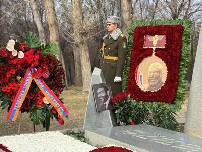 От имени Сержа Саргсяна в воинском пантеоне «Ераблур» возложен венок к могиле Вазгена Саргсяна