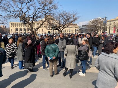 Жители Карвачара и Кашатага проводят акцию протеста перед зданием правительства Армении