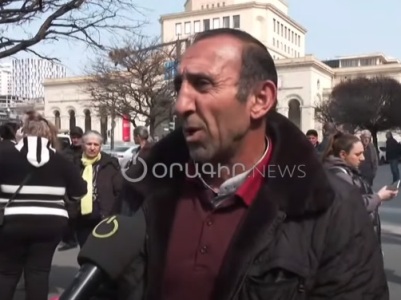 Отец погибшего арцахца: Пятью семьями живем в сыром доме с плохими условиями