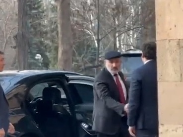 Пашинян прибыл в НС на встречу с членами фракции «Гражданский договор»