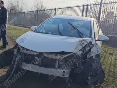 В Ереване 25-летний водитель «Toyota Corolla» врезался в базальтовый бордюр и оказался у забора посольства США