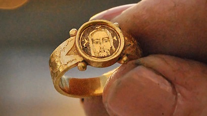 Medieval women's gold ring with mark of Christ found in Sweden