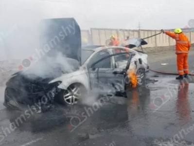 Էջմիածնում «Ford Fusion»-ը ընթացքի ժամանակ բռնկվել է. Վարորդն իրեն դուրս է նետել. Նա այրվածքներ է ստացել