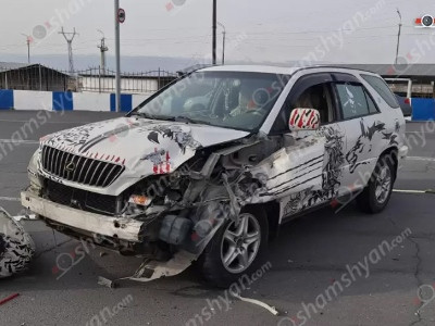 Վաղարշապատի մուտքի մոտ բախվել են «Lexus»-ն ու «Opel»-ը․ «Opel»-ը 2 մետր բարձրությունից ընկել ու գլխիվայր շրջվել է