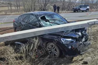 В Арагацотне автомобиль врезался в электрический столб: пострадали женщина и ее 4-летний сын