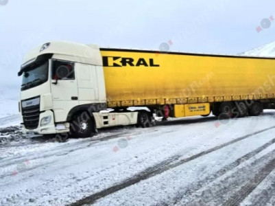 DAF բեռնատարը մերկասառույցի պատճառով մկրատաձև փակել է ճանապարհը. երթևեկությունը դարձել է դժվարանցանելի
