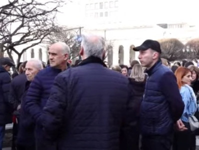 Сотрудники Института тонкой органической химии проводят акцию протеста перед зданием Правительства Армении