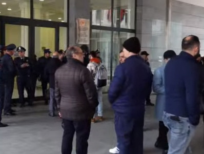 Акция протеста сотрудников Института тонкой органической химии продолжается уже у здания Минобразования