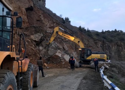 Քարաթափում. դեպի Ջերմուկ տանող ավտոճանապարհը դեռ միակողմանի փակ է