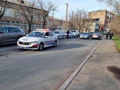 Նոր Նորքի ոստիկանության շենքը շրջապատված է ոստիկանական մեծ ուժերով. տարածքում նաեւ հրշեջ մեքենաներ կան