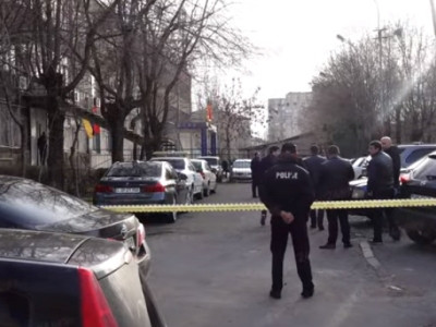 Полиция около 1,5 часов ведет переговоры с мужчиной, вооруженным гранатой, пытаясь его обезвредить