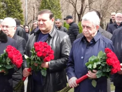 Серж Саргсян почтил память бывшего премьер-министра Армении Андраника Маркаряна