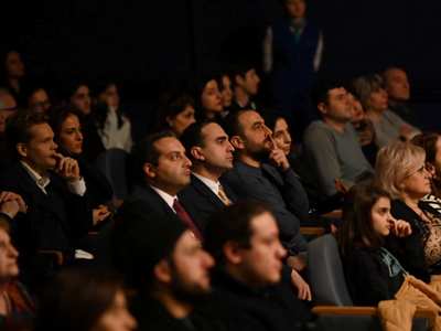 Թատրոնի միջազգային օրվան ընդառաջ․ Ավինյանը դիտել է «Աղբարիկս․ Ազնավուրների ոդիսականը» թատերգությունը