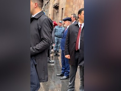 Пашинян даже несколько метров проходит по улице в окружении телохранителей