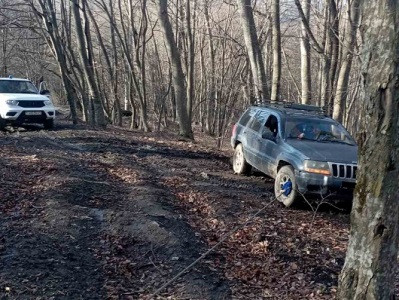 Գոշ գյուղում՝ լճի մոտակայքում, ավտոմեքենան բախվել է ծառին և արգելափակվել ցեխակույտի մեջ