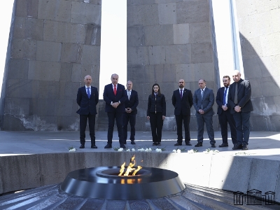 Грузинские парламентарии посетили мемориальный комплекс в Цицернакаберде