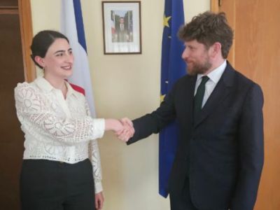 Посол Франции поздравил карабахскую студентку с поступлением в Институт политических исследований в Париже