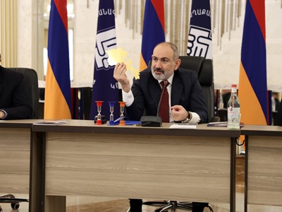 Никол Пашинян выступил в Арташате и ответил на вопросы сопартийцев